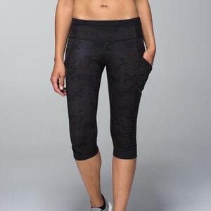 Lululemon "RUN FOR FUN CROP" Black Camo Mid Rise, Size 8 - WORN ONCE